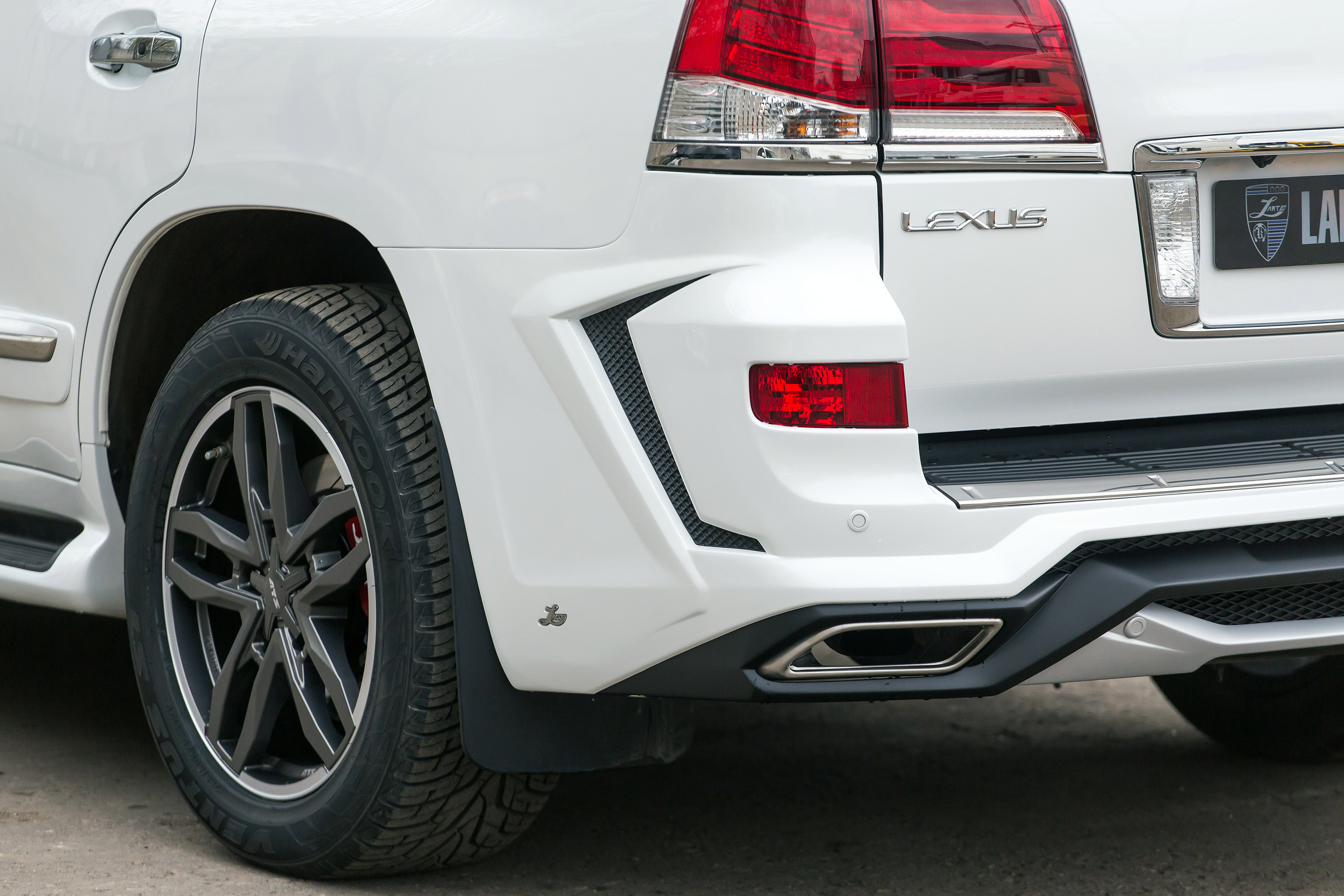 Larte Lexus LX570 White Alligator