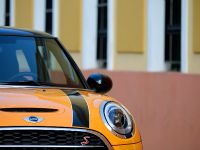 Mini Cooper 5-door (2015) - picture 2 of 13