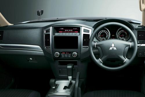 Mitsubishi Pajero Facelift (2015) - picture 17 of 29
