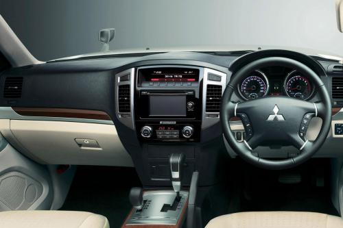 Mitsubishi Pajero Facelift (2015) - picture 25 of 29