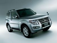 Mitsubishi Pajero Facelift (2015) - picture 4 of 29