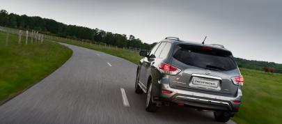 Nissan Pathfinder (2015) - picture 15 of 29