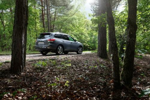 Nissan Pathfinder (2015) - picture 17 of 29