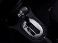 Nissan Versa Note SR (2015) - picture 10 of 16
