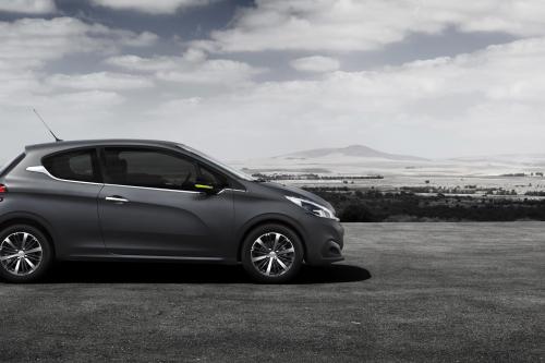 Peugeot 208 Ice Silver (2015) - picture 9 of 18