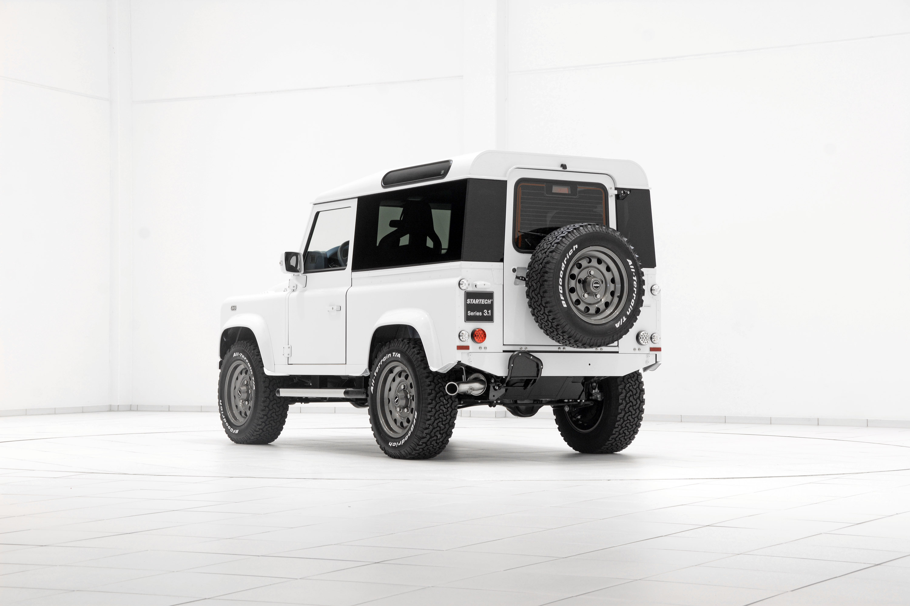 STARTECH Land Rover Defender