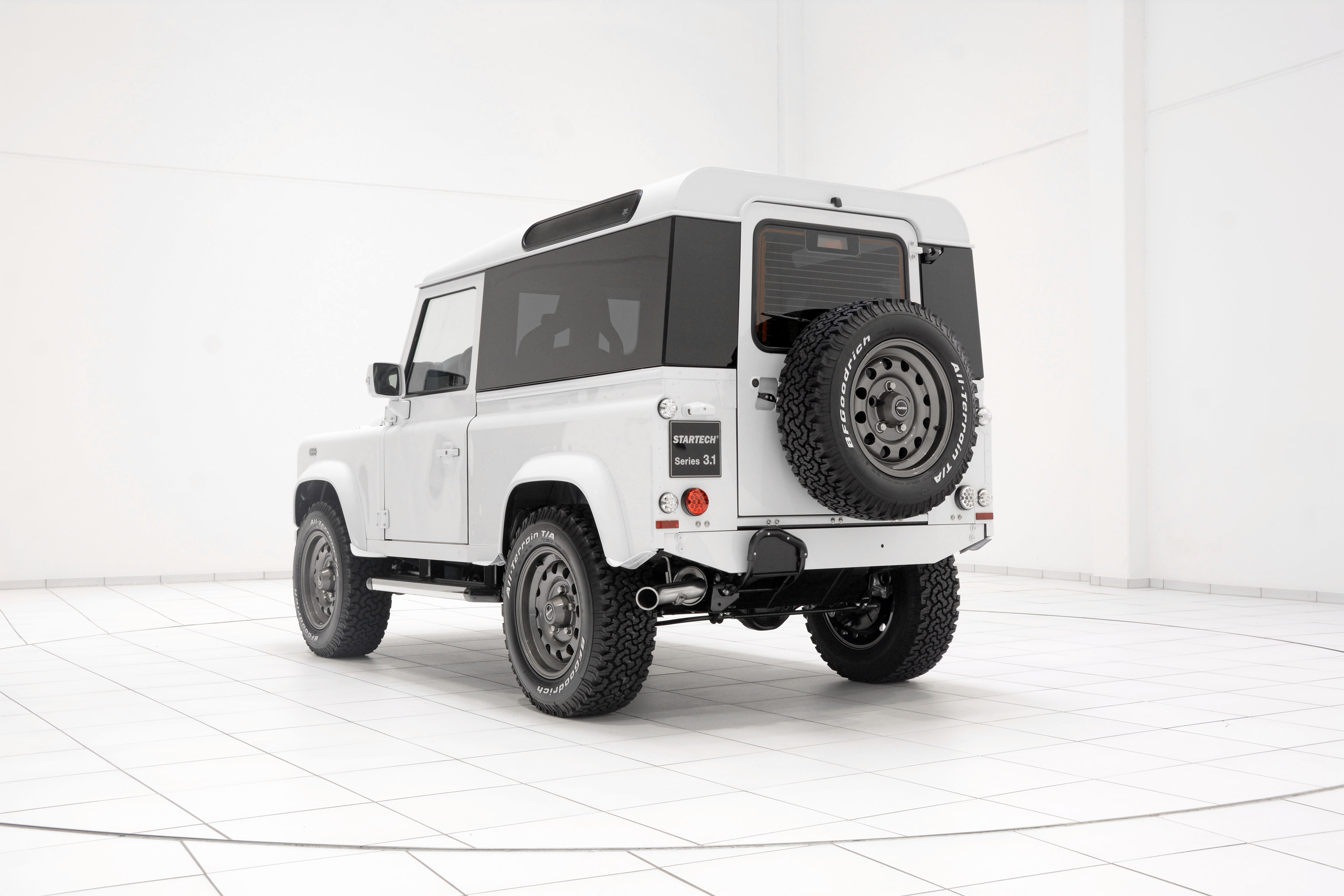 STARTECH Land Rover Defender