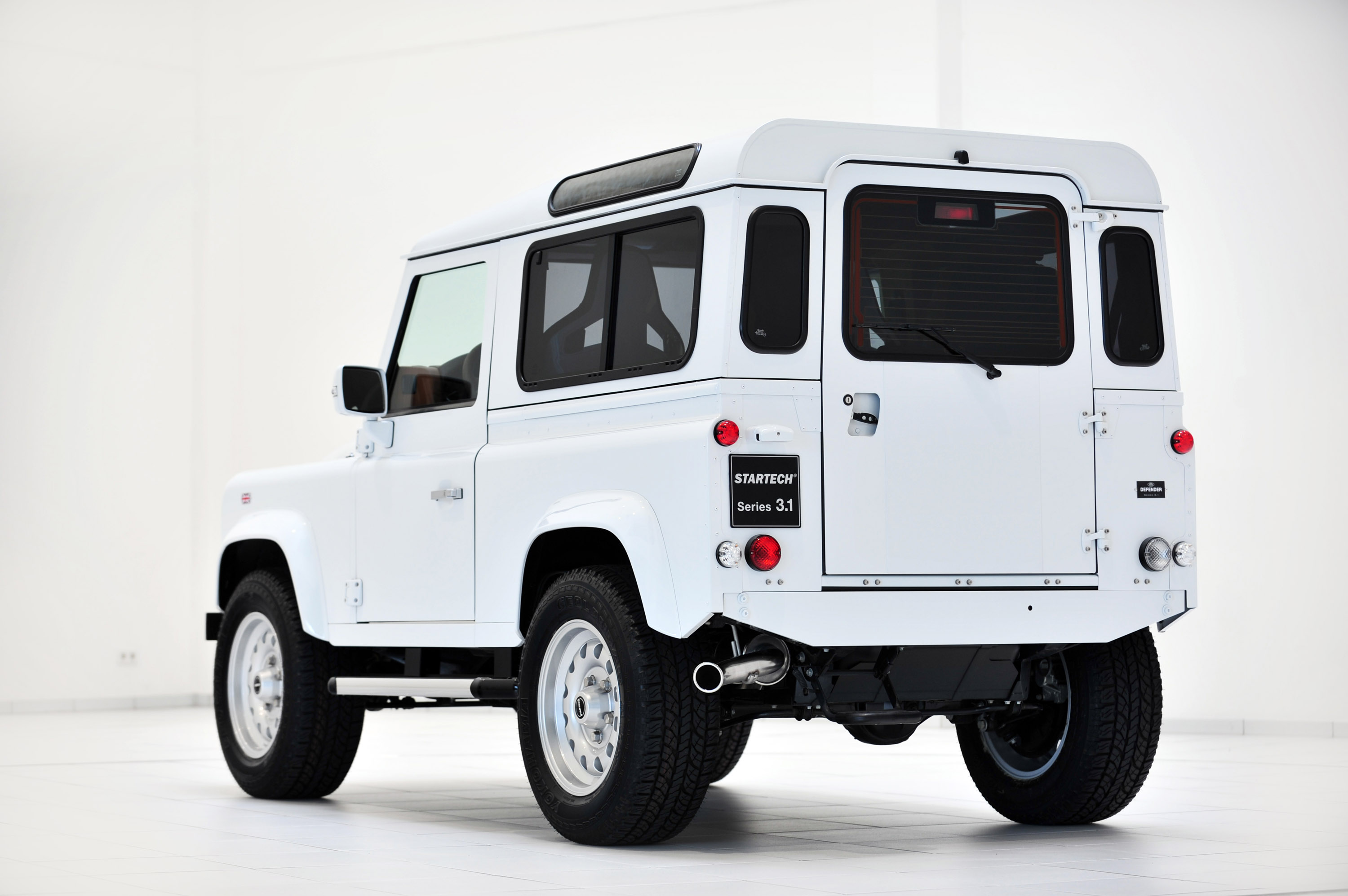 STARTECH Land Rover Defender