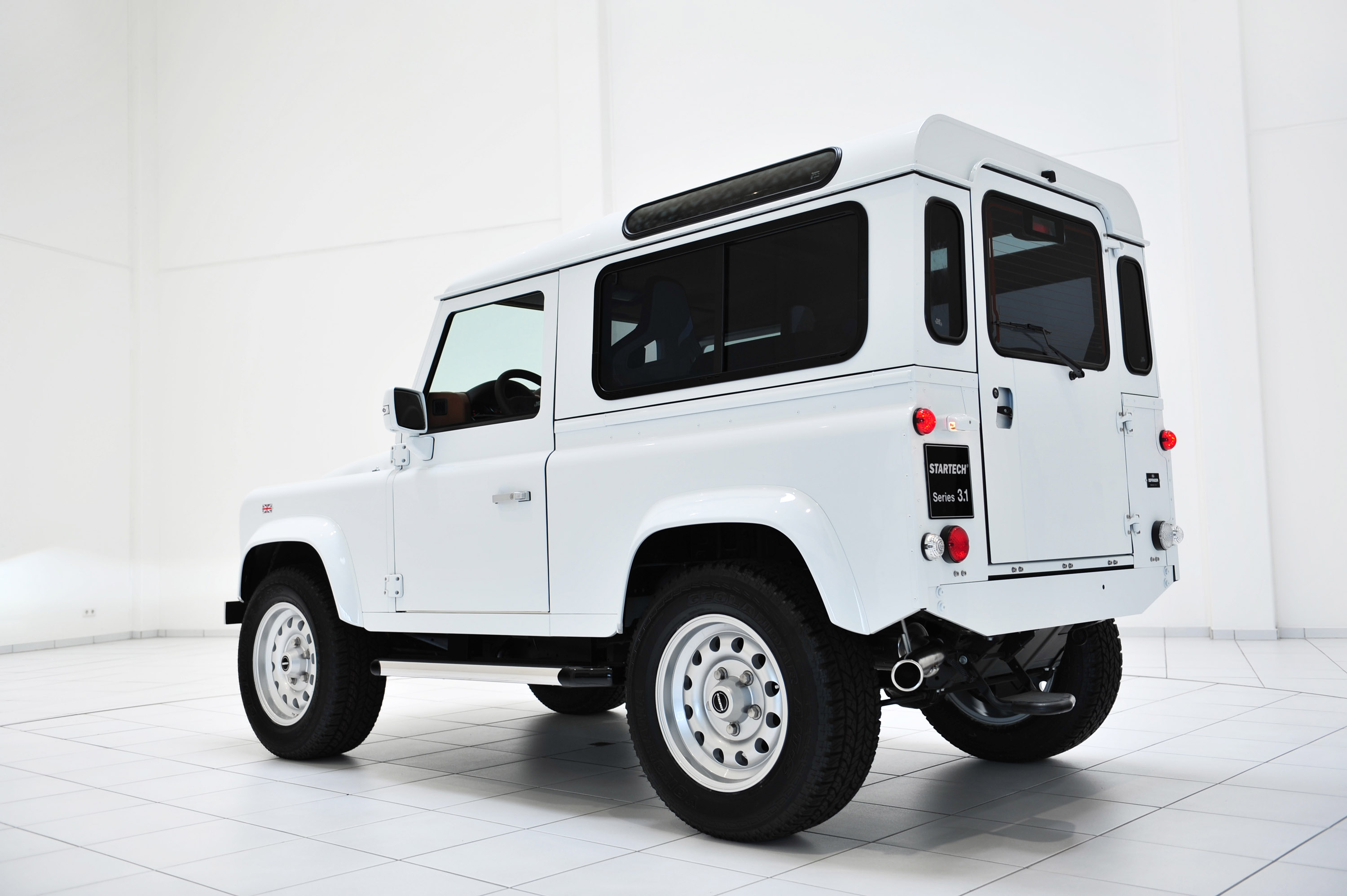 STARTECH Land Rover Defender