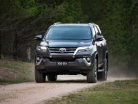 Toyota Fortuner (2015) - picture 2 of 16
