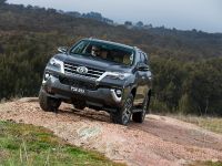 Toyota Fortuner (2015) - picture 3 of 16