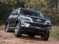 Toyota Fortuner (2015) - picture 4 of 16