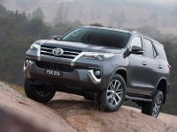 Toyota Fortuner (2015) - picture 5 of 16