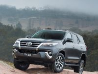 Toyota Fortuner (2015) - picture 7 of 16