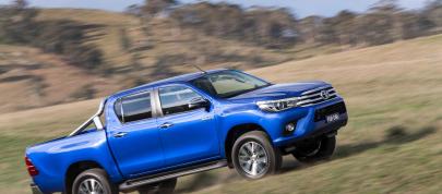 Toyota HiLux (2015) - picture 4 of 11