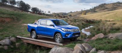 Toyota HiLux (2015) - picture 7 of 11