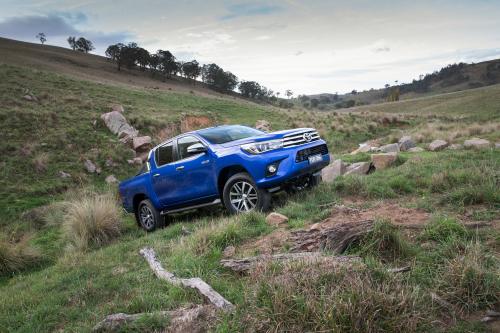 Toyota HiLux (2015) - picture 8 of 11