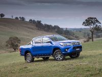Toyota HiLux (2015) - picture 5 of 11