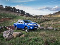 Toyota HiLux (2015) - picture 6 of 11