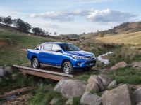 Toyota HiLux (2015) - picture 7 of 11