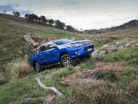 Toyota HiLux (2015) - picture 8 of 11