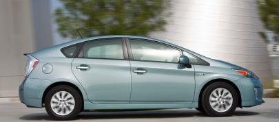 Toyota Prius Plug-In Hybrid (2015) - picture 4 of 22