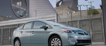 Toyota Prius Plug-In Hybrid (2015) - picture 7 of 22