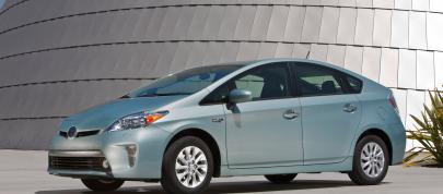 Toyota Prius Plug-In Hybrid (2015) - picture 12 of 22
