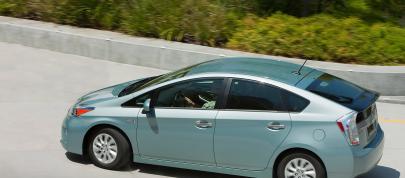 Toyota Prius Plug-In Hybrid (2015) - picture 15 of 22