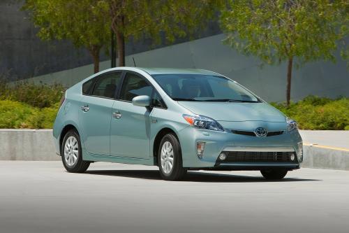 Toyota Prius Plug-In Hybrid (2015) - picture 1 of 22
