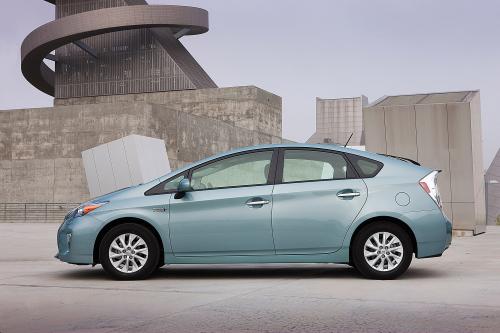 Toyota Prius Plug-In Hybrid (2015) - picture 8 of 22