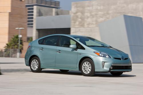 Toyota Prius Plug-In Hybrid (2015) - picture 9 of 22