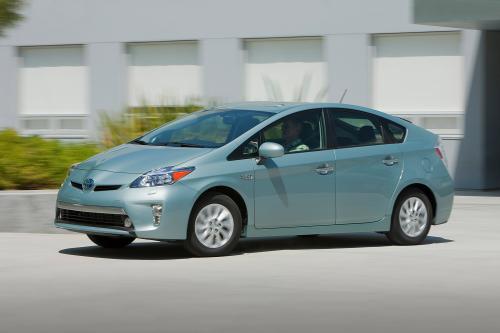 Toyota Prius Plug-In Hybrid (2015) - picture 16 of 22