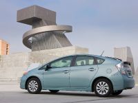 Toyota Prius Plug-In Hybrid (2015) - picture 2 of 22
