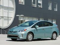 Toyota Prius Plug-In Hybrid (2015) - picture 3 of 22