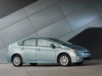 Toyota Prius Plug-In Hybrid (2015) - picture 6 of 22