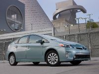 Toyota Prius Plug-In Hybrid (2015) - picture 7 of 22
