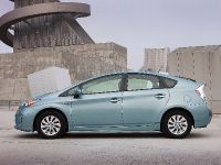 Toyota Prius Plug-In Hybrid (2015) - picture 8 of 22