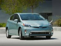 Toyota Prius Plug-In Hybrid (2015) - picture 11 of 22