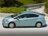 Toyota Prius Plug-In Hybrid (2015) - picture 13 of 22