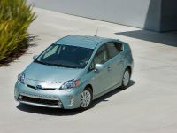 Toyota Prius Plug-In Hybrid (2015) - picture 14 of 22