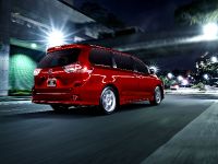 Toyota Sienna (2015) - picture 2 of 6