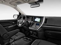 Toyota Sienna (2015) - picture 5 of 6