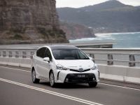 Toyta Prius V (2015) - picture 1 of 5