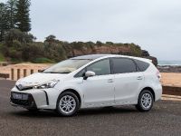 Toyta Prius V (2015) - picture 3 of 5