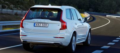 Volvo XC90 T8 Petrol Plug-in Hybrid (2015) - picture 4 of 6
