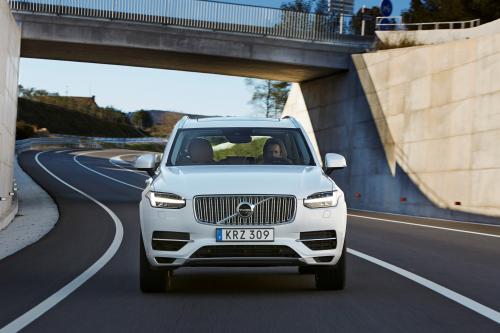 Volvo XC90 T8 Petrol Plug-in Hybrid (2015) - picture 1 of 6