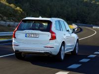 Volvo XC90 T8 Petrol Plug-in Hybrid (2015) - picture 4 of 6