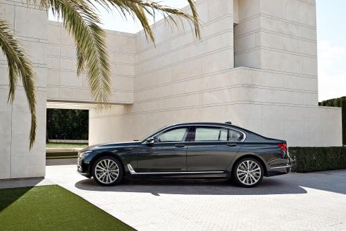 BMW 7 Series (2016) - picture 16 of 48