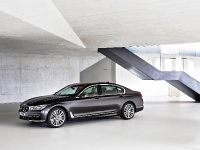 BMW 7 Series (2016) - picture 13 of 48